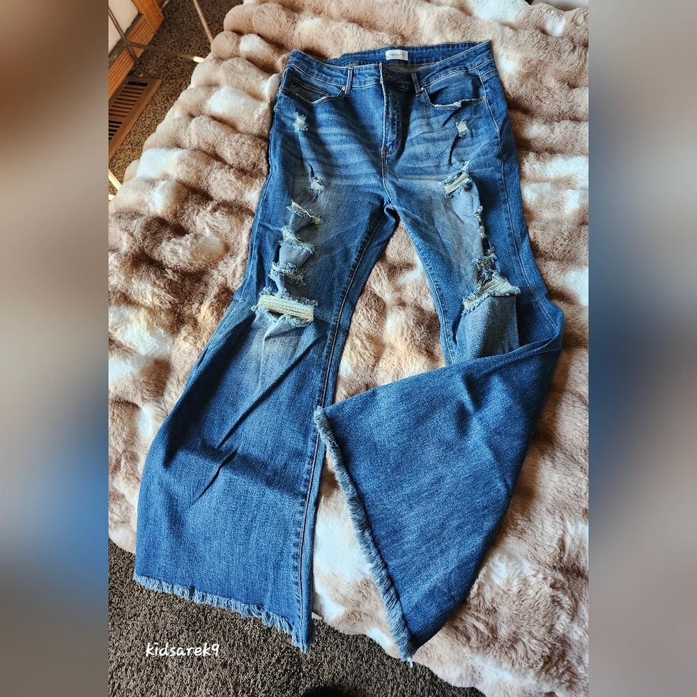 Distressed Blue Jeans - Bell & Frayed Bottom ✌️💙